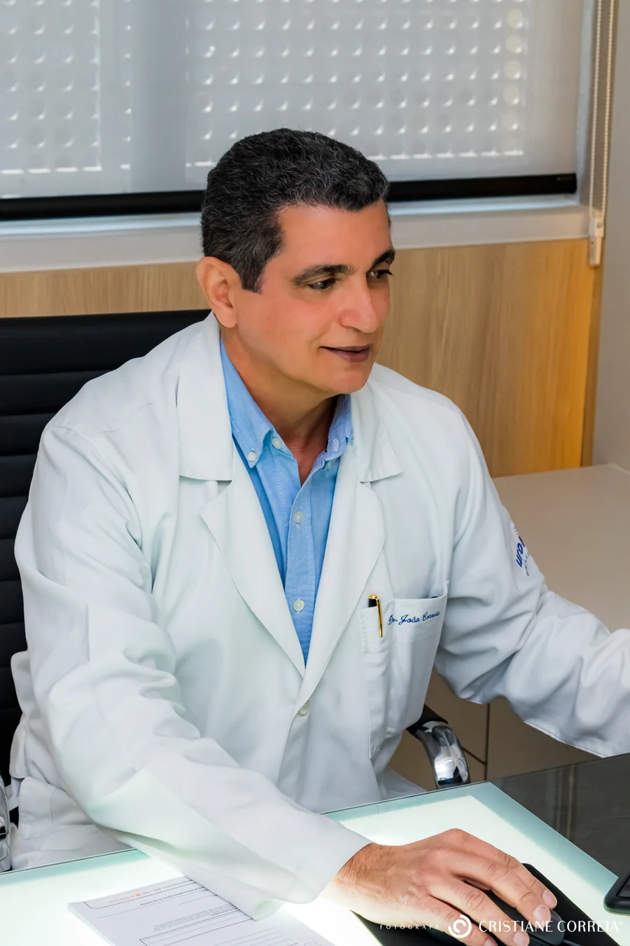 Dr. João Correia à mesa de atendimento