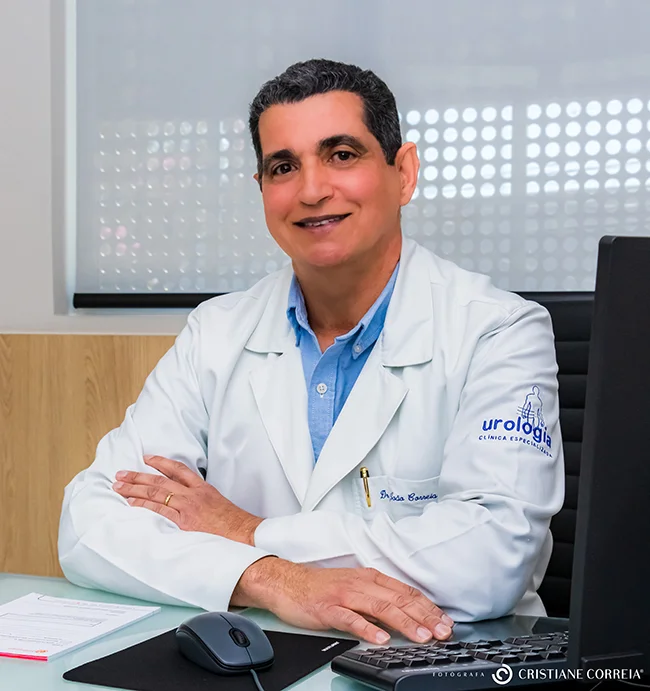 Dr. João Correia em seu consultório
