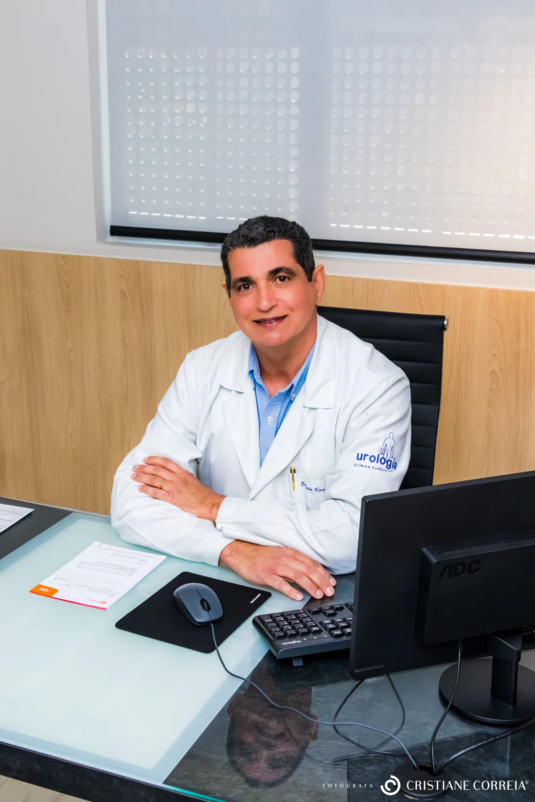 Dr. João Correia em sua sala de atendimento